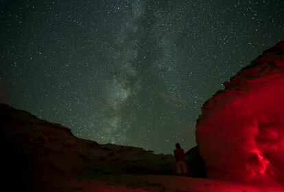 La Vía Láctea vista en el cielo de la reserva natual de Wadi Al-Hitan o Valle de las Ballenas, en el desierto de Al Fayun, al suroeste de El Cairo, Egipto.