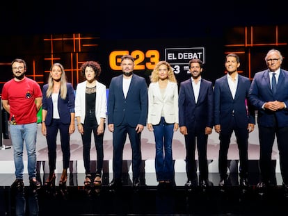 De izquierda a derecha Albert Botran (CUP), Míriam Nogueras (Junts), Aina Vidal (Sumar-En comú Podem), Gabriel Rufián (ERC); Meritxell Batet (PSC); , Roger Montañola (PDeCAT-Espai CiU), Nacho Martín Blanco (PP) y Juan José Aizcorbe (Vox), antes de iniciar el debate. / QUIQUE GARCÍA