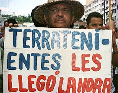 Un seguidor de Hugo Chávez muestra una pancarta durante la jornada de huelga.