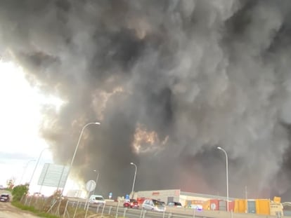 La nube de humo provocada por el incendio de Seseña (Toledo) puede verse desde la Comunidad de Madrid.