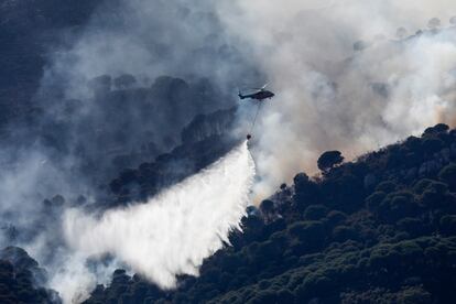 Un helicóptero trabaja en la extinción del incendio de Tarifa, este lunes.