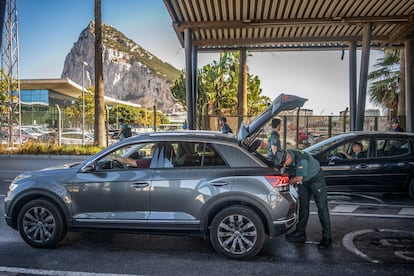 Un miembro de la Guardia Civil inspecciona un vehculo en la frontera de Gibraltar, este lunes.