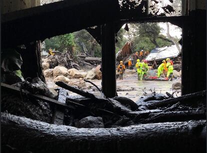 Bomberos del Departamento de Santa Bárbara trabajan en Montecito, California, el 9 de enero de 2018.