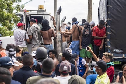 Uno de los camiones cargados con la asistencia solicitada por Guaidó.