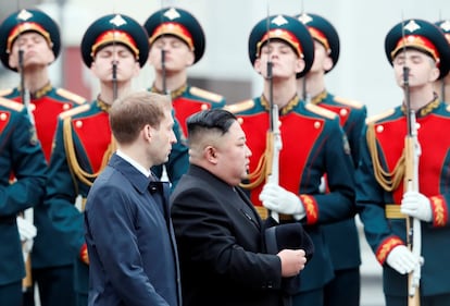 El líder de Korea del Norte Kim Jong Un llega a la estación de ferrocarril en la ciudad rusa del este de Vladivostok, Rusia, el 24 de abril de 2019.