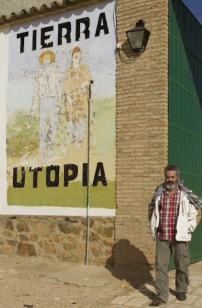 Juan Manuel Sánchez Gordillo, at the entrance of El Humoso.