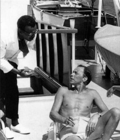 George Jacobs habla con Frank Sinatra, de quien fue mayordomo más de una década.