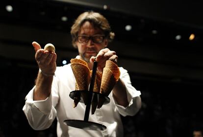 El chef Quique Dacosta (del restaurante Quique Dacosta, en El Poblet, Dénia) prepara su plato de helado caliente en Madrid Fusión.