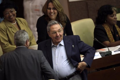 El presidente cubano, Raúl Castro, rodeado de diputados el sábado en la Asamblea Nacional.