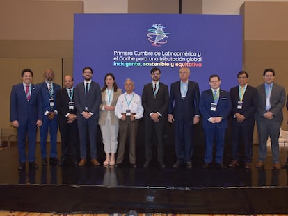 Participantes en la 'Primera cumbre de Latinoamérica y el Caribe para una tributación global, incluyente, sostenible y equitativa', en Cartagena.