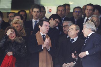 Aznar, Florentino Pérez y Cerezo en el palco del Bernabéu.