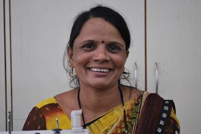 Guddiya Yadav es trabajadora de Creative Handicrafts. “He sufrido violencia e insultos por parte de mi marido y otros miembros de su familia", relata. Su madre protestó ante sus consuegros por las agresiones, por lo que a Yadav la echaron de la casa. "Tuve que instalarme en Bombay, donde comencé a trabajar con Creative Handicrafts. Soy la primera mujer de toda mi familia que trabaja, algo de lo que estoy muy orgullosa. Me ha dado mucha confianza, ahora soy una buena modista y un ejemplo para la generación más joven de mi comunidad”.