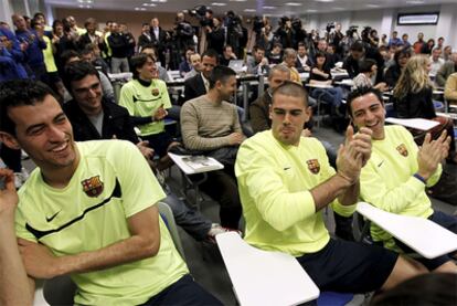 Busquets, Valdés y Xavi, durante la presentación del libro de Piqué.