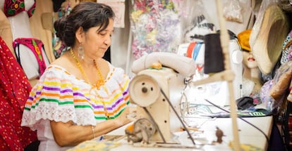 La panameña Adelina de León empezó confeccionando ropa con una pequeña máquina de coser y hoy regenta con éxito una tienda propia de trajes tradicionales.