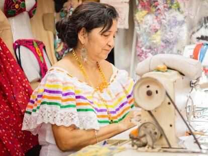 La panameña Adelina de León empezó confeccionando ropa con una pequeña máquina de coser y hoy regenta con éxito una tienda propia de trajes tradicionales.
