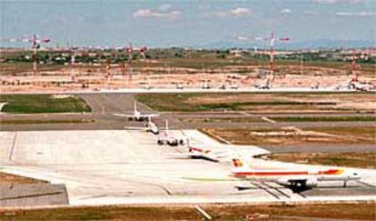 Al fondo, la vista de la nueva terminal del aeropuerto de Barajas.