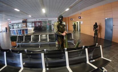 Milicianos prorrusos toman el aeropuerto internacional de Donetsk.