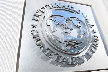 Logo del Fondo Monetario Internacional (FMI) en sus oficinas ubicadas en Washington (Estados Unidos).
