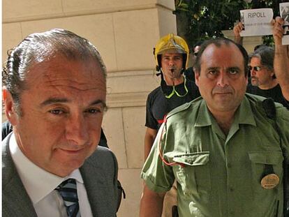 Ripoll se encuentra con una protesta de bomberos a su llegada a la Diputación