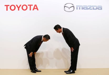 Los presidentes de Toyota y Mazda se saludan en una conferencia en Tokio. 