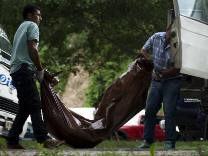 Un equipo forense recoge los cuerpos de dos asesinados en Choloma, Honduras.