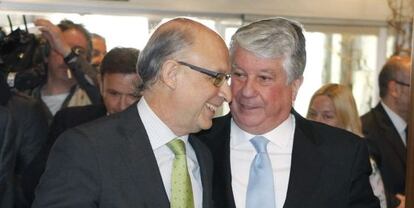 El ministro de Hacienda, Cristóbal Montoro, y el vicepresidente de la CEOE, Arturo Fernández.