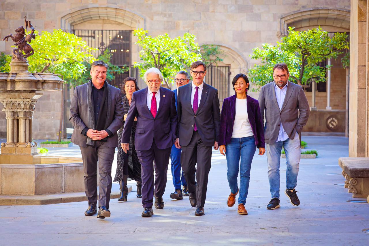 El president Illa, en el centro de la imagen, junto a los lideres empresariales y sindicales en el Pati dels Tarongers. / JORDI BERDMAR (Govern).