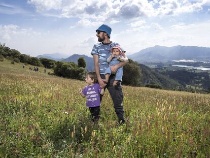 Manuel Villa (arquitecto, 39), Elías (2) y Lila (7 meses), en el campo cerca de Bogotá (Colombia), donde les gusta pasar el tiempo libre juntos.