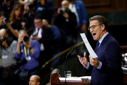 Alberto Núñez Feijóo, líder del Partido Popular, da la réplica al discurso de Pedro Sánchez durante la primera jornada del debate de investidura del candidato socialista, este miércoles en el Congreso de los Diputados.