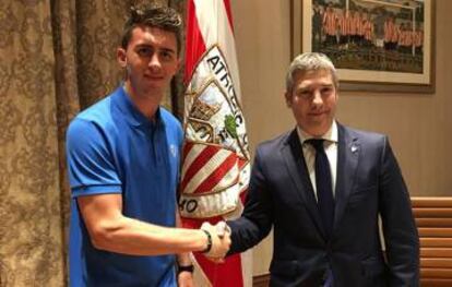 Laporte con Urrutia tras firmar.