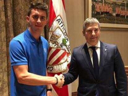 Laporte con Urrutia tras firmar.