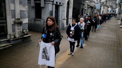 Mujeres seguidoras de Eva Perón, hacen una guardia en el cementerio para visitar la tumba de la difunta primera dama de Argentina.