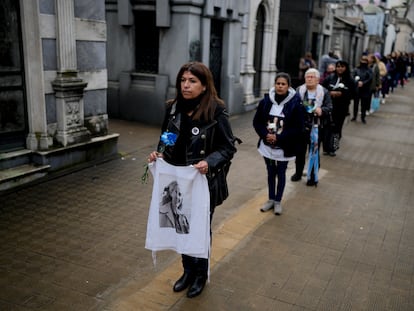 Mujeres seguidoras de Eva Perón, hacen una guardia en el cementerio para visitar la tumba de la difunta primera dama de Argentina.