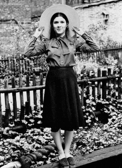 Retrato de Carrie Fisher, cuando era una adolescente de 16 años, en el jardín trasero de la casa familiar en el East Side de Nueva York.