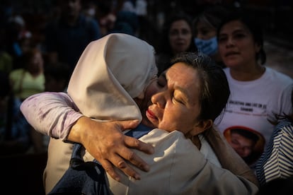 Una monja abraza a una madre buscadora, durante la protesta de esta tarde en el Zócalo de Ciudad de México.