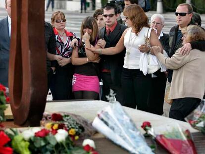 Familiares de los militares muertos en el accidente del Yak-42, en el homenaje celebrado ayer en el Cuartel General del Ejército del Aire.