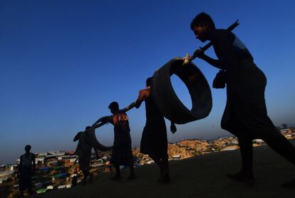 Un grupo de refugiados rohingya lleva anillos de alcantarillas en el campo de refugiados de Balukhali en Ukhia.