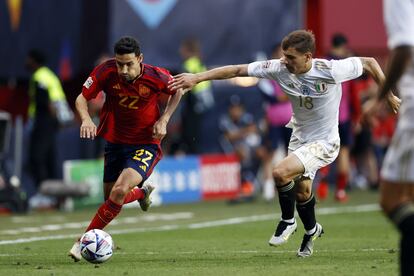 Jesus Navas corre con el balón ante Barella durante el partido entre España e Italia en las semifinales de la Liga de las Naciones este jueves en Enschede, Países Bajos.