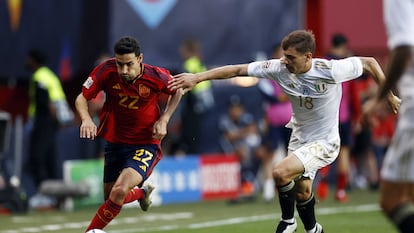 Jesus Navas corre con el balón ante Barella durante el partido entre España e Italia en las semifinales de la Liga de las Naciones este jueves en Enschede, Países Bajos.