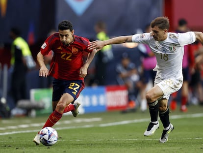 Jesus Navas corre con el balón ante Barella durante el partido entre España e Italia en las semifinales de la Liga de las Naciones este jueves en Enschede, Países Bajos.