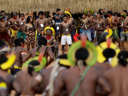 O cacique Raoni, ao centro, entre líderes indígenas de 47 povos, que estiveram reunidos por quatro dias no Mato Grosso para relançar a "aliança dos povos da floresta".