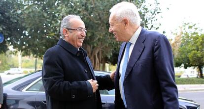 El ministro espa&ntilde;ol Jos&eacute; Manuel Garc&iacute;a-Margallo con su colega argelino en el seminario de Casa Mediterr&aacute;neo. 