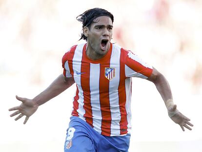 Falcao celebra uno de sus tres goles al Racing.