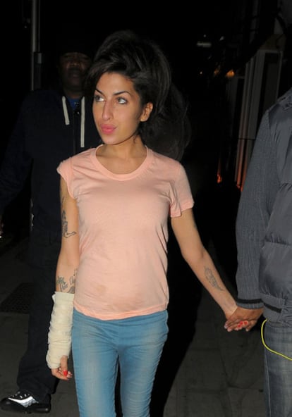 Amy Winehouse, a la salida de un pub en Camden, Londres, tras uno de sus conciertos, el 12 de octubre de 2010