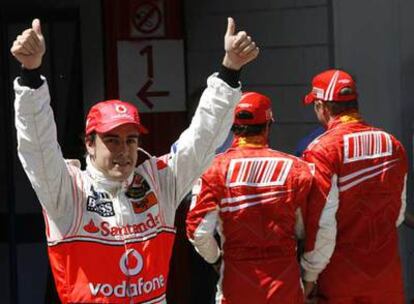 Fernando Alonso celebra el segundo puesto logrado esta temporada en la clasificación en Montmeló junto a Massa, en el centro, y Raikkonen.