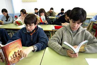 Los alumnos del instituto Sant Josep de Calassanç, de Barcelona, dedican media hora diaria a la lectura.