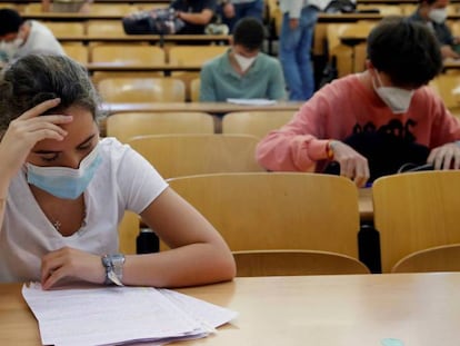 Estudiantes en una prueba de acceso a la universidad en Madrid. Efe