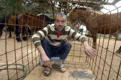 Armin Markus Schlegel posa en una jaula de animales en la masía de Girona.