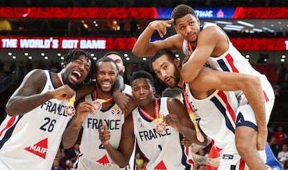 Jugadores franceses posan con las medallas de plata al final del partido.