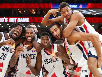 Jugadores franceses posan con las medallas de plata al final del partido.